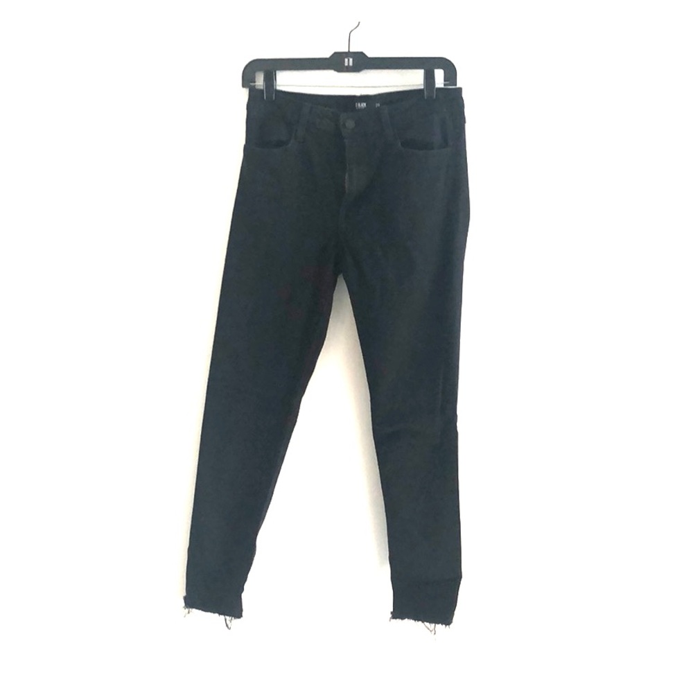 Stretchy black skinny jean with distressed edge